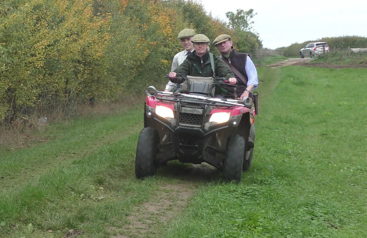 SevernValeSabs's tweet image. 🐰 Hunt 1/2 on Sat: the opening meet of Four Shires Bassets at Litchfield Farm, Enstone, Oxon. 

Panicked phone calls, sour faced supporters &amp;amp; a quad driven at our Sabs… but they boxed up &amp;amp; went home 🙌

Please consider donating to keep us in the fields: gofund.me/f2eefc3c2
