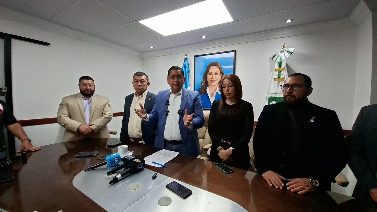 🚨 La <a href="/BancadaUNE/">BancadaUne</a> condenó la fuga de 20 reos en Fraijanes II, entre ellos del grupo Barrio 18.
#ahora Exigen Estado de Excepción, recaptura inmediata y destitución del Ministro de Gobernación.
👉 “Guatemala no puede ser rehén de la negligencia ni del crimen.”
#Guatemala #UNE