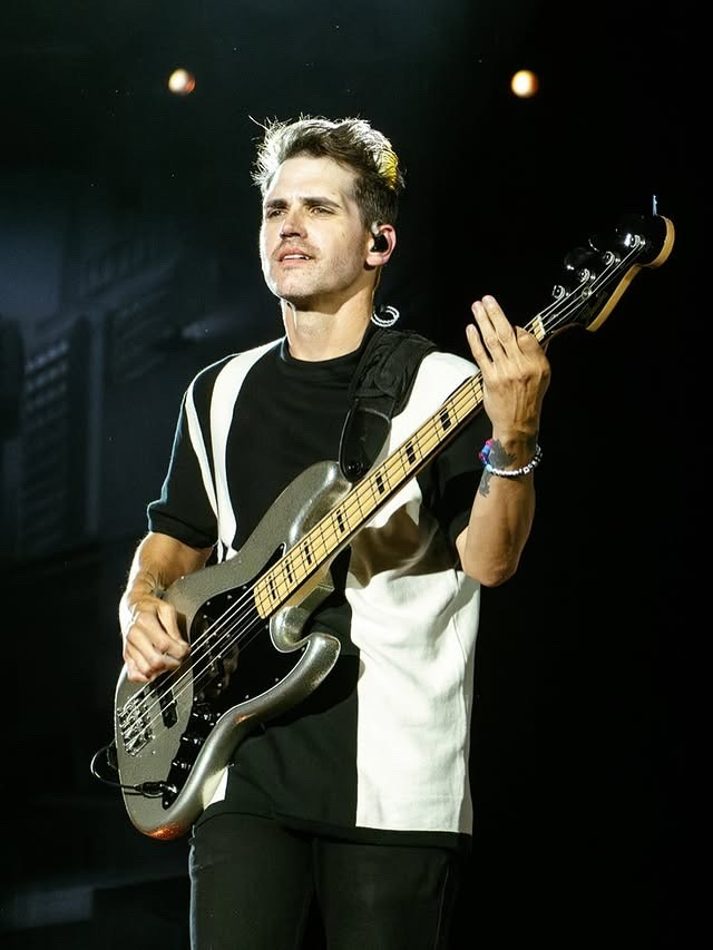 Mikey Hourly (@mikeyhourlyway) on Twitter photo 