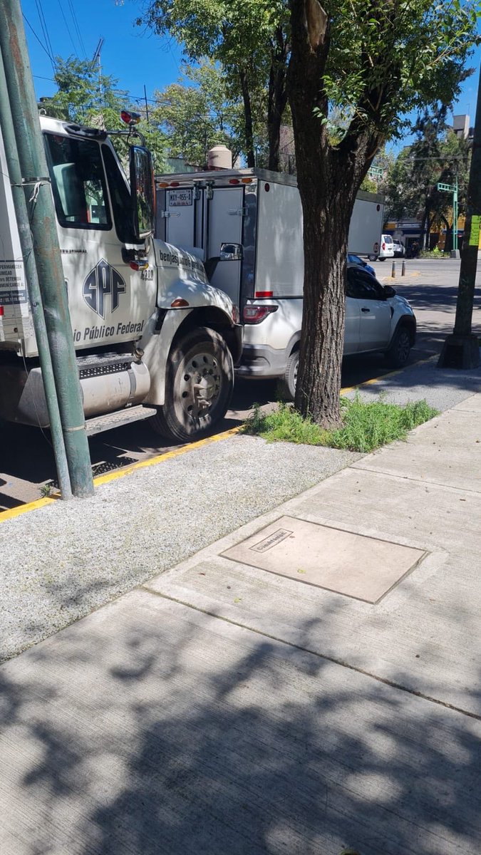 LaPeriodista_MX's tweet photo. #Urgente. | Estas personas invaden con camiones de mudanzas en un parque público. El parque Cuatro Vientos. Se solicita nuevamente que los retiren porque no es un estacionamiento. Bajo amenazas estas personas no entienden @SSC_CDMX se le pide atentamente a la alcaldesa @AlessandraRdlv atienda la situación con su equipo de #Peralvillo en @AlcCuauhtemocMx @pcacuauhtemoc @ClaraBrugadaM  amenazan y es un peligro.