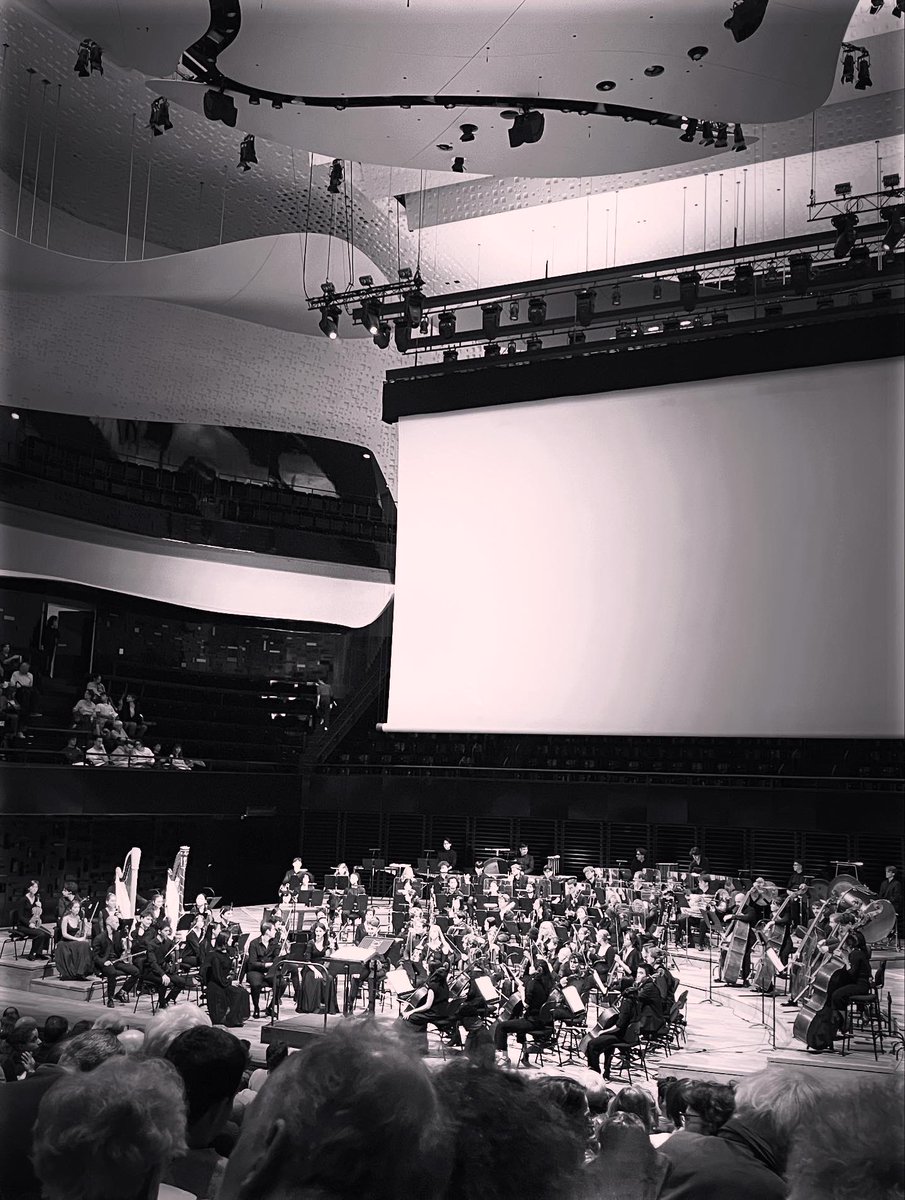 🎬 Le Cuirassé Potemkine de Sergueï Eisenstein, à la philharmonie de Paris, accompagné d’un orchestre symphonique.

Un choc esthétique. Un vertige.

Quand la puissance du montage rencontre celle de la musique, le cinéma devient pure émotion.

Chanceuse ! 🥰