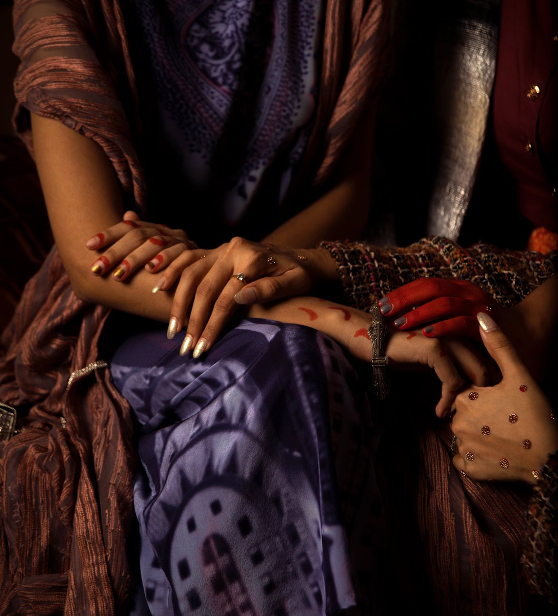 sonam_gupta105's tweet image. Deco Mehfil ✨ A dialogue between East &amp;amp; West — where Indian henna artistry meets Art Deco geometry, this womenswear story celebrates culture, unity &amp;amp; individuality.
Photos: Dhruvik Kumar Bamniya
Muah: Sagar Bhardwaj

#fashiondesigner #womenswear #EmergingDesigner #CulturalFusion