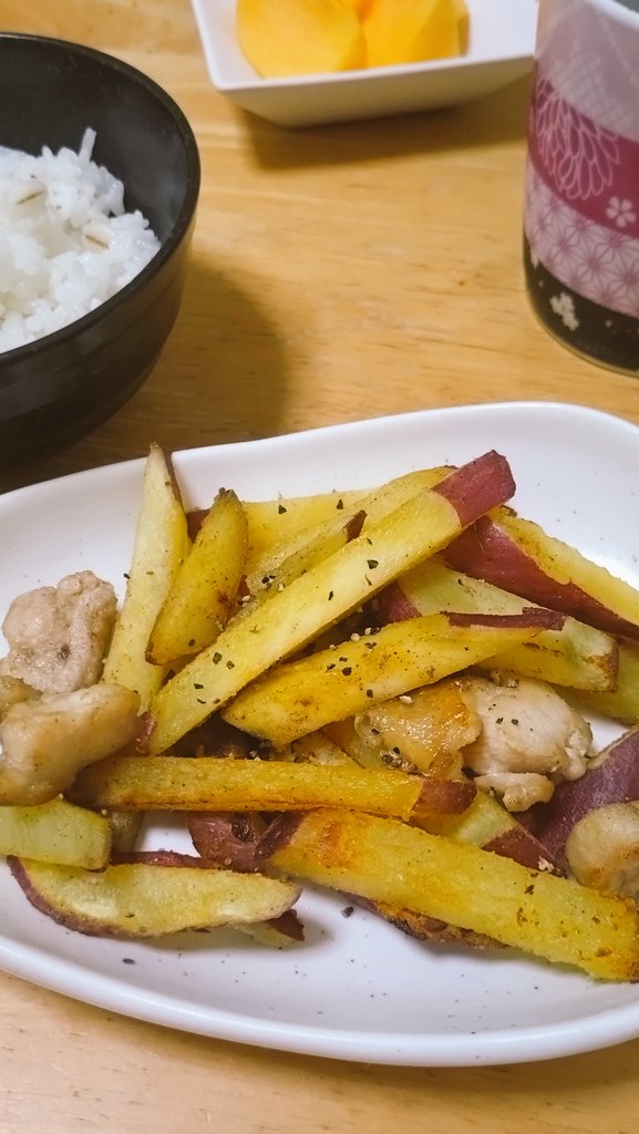 10月13日はサツマイモの日だったらしいので晩ご飯はサツマイモの塩コショウ炒め！
……というわけではなく、部屋にサツマイモしかなかったw
コレ最近のお気に入り😊甘じょっぱいのが良い✨
今の時期、安くて美味しくて腹持ちのするサツマイモは重宝する！