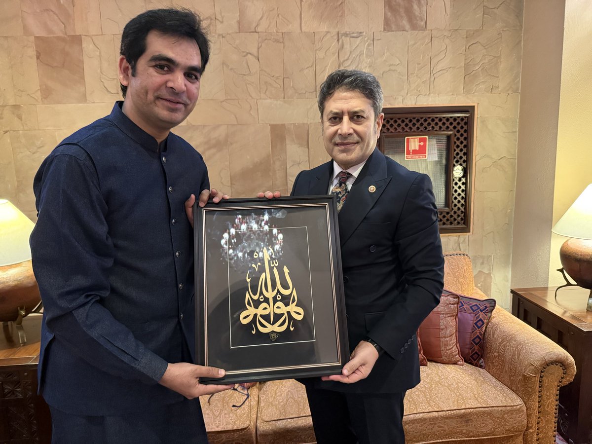 AliSahin501's tweet photo. I thank to my well known Pakistani calligrapher brother Wasıl Shahid for his kind visit to me in Islamabad and his wonderful calligraphy gifts… 

Pakistan’ın tanınan kaligrafi sanatçılarından Wasıl Shahid kardeşime İslamabad’ta gerçekleşen nazik ziyareti ve muhteşem kaligrafi hediyeleri için teşekkür ediyorum…