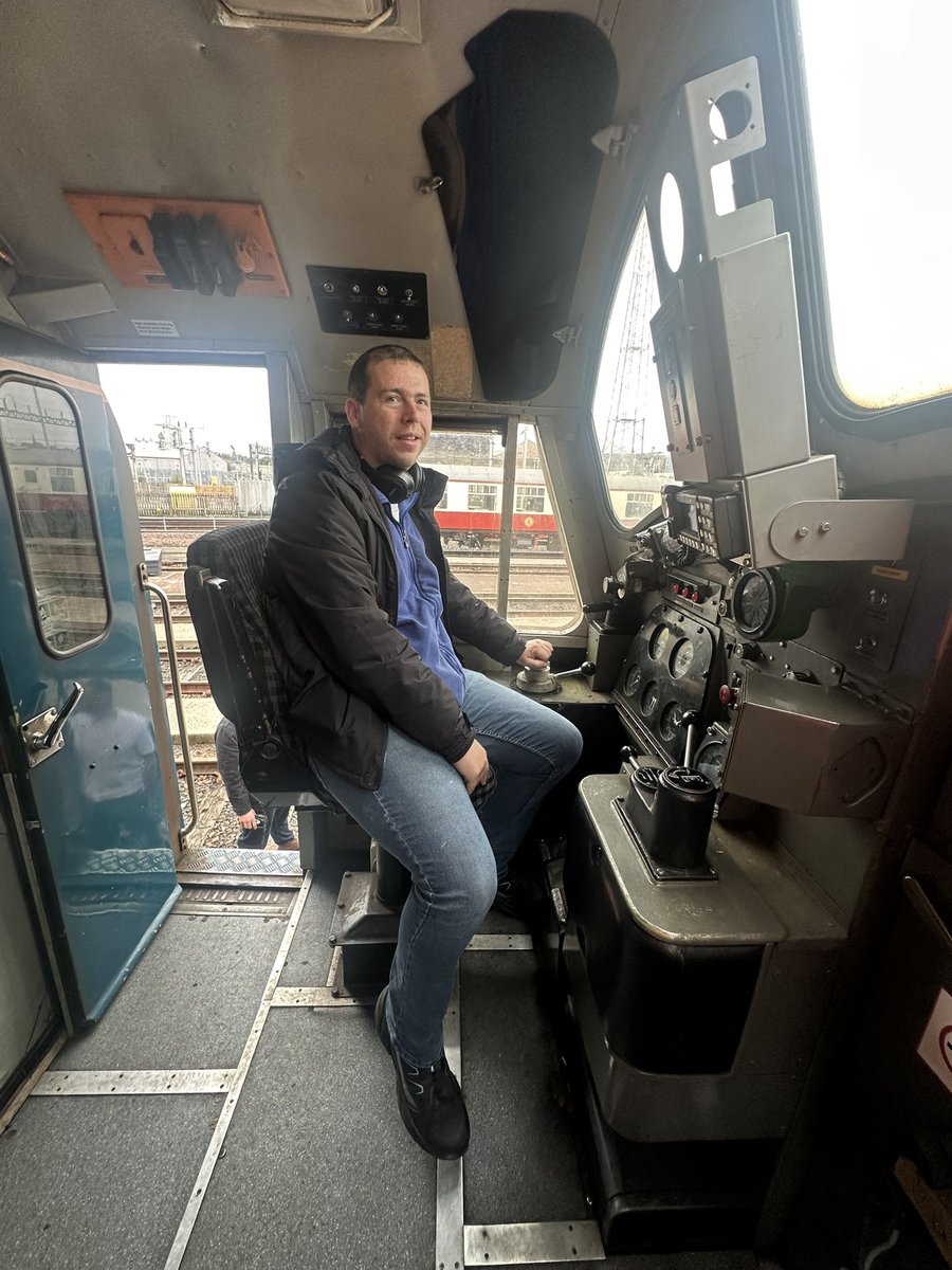 c97794830's tweet photo. Me sitting in the cab of class 37 number 37403 at Polmadie Depot open day on Sunday 12/10. https://t.co/lbm4nOMPIE