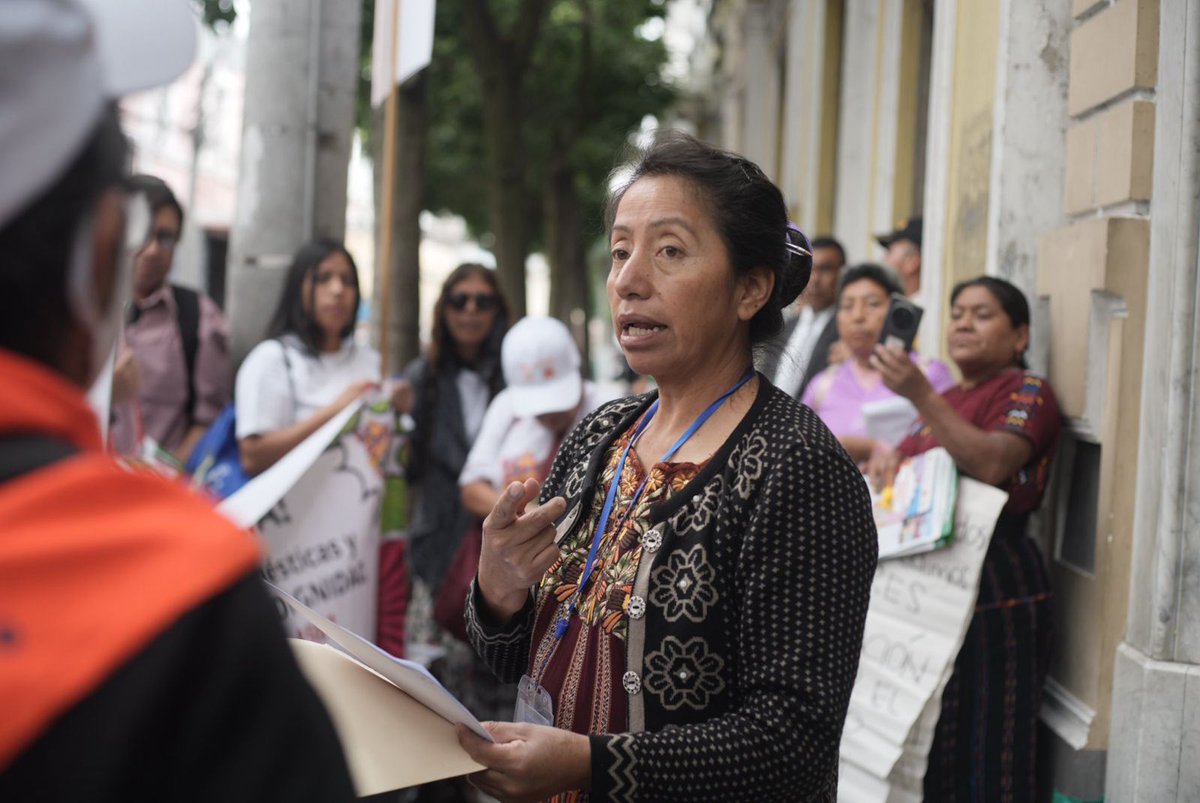 📢Representantes de mujeres trabajadoras del hogar y cuidados  exigen la aprobación de la iniciativa 4981, que busca garantizar sus derechos laborales y su dignidad

Durante la manifestación frente al Congreso de la República entregaron una carta dirigida al presidente del