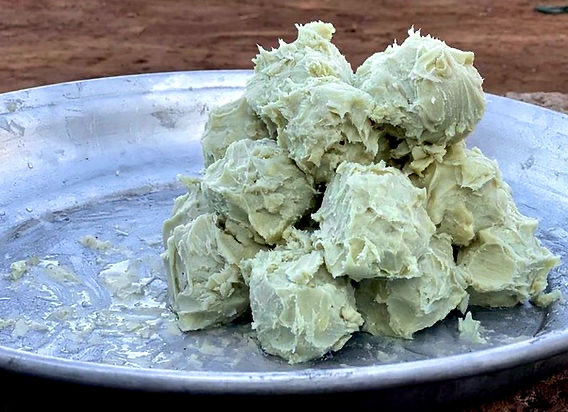 Le Mali est le 2ᵉ producteur mondial de karité, avec près de 20 % de l’offre mondiale.
Au Mali, des milliers de femmes dépendent du karité pour leur revenu, leur éducation et leur autonomie — plus de 95 % des collectrices sont des femmes.
👇🏾