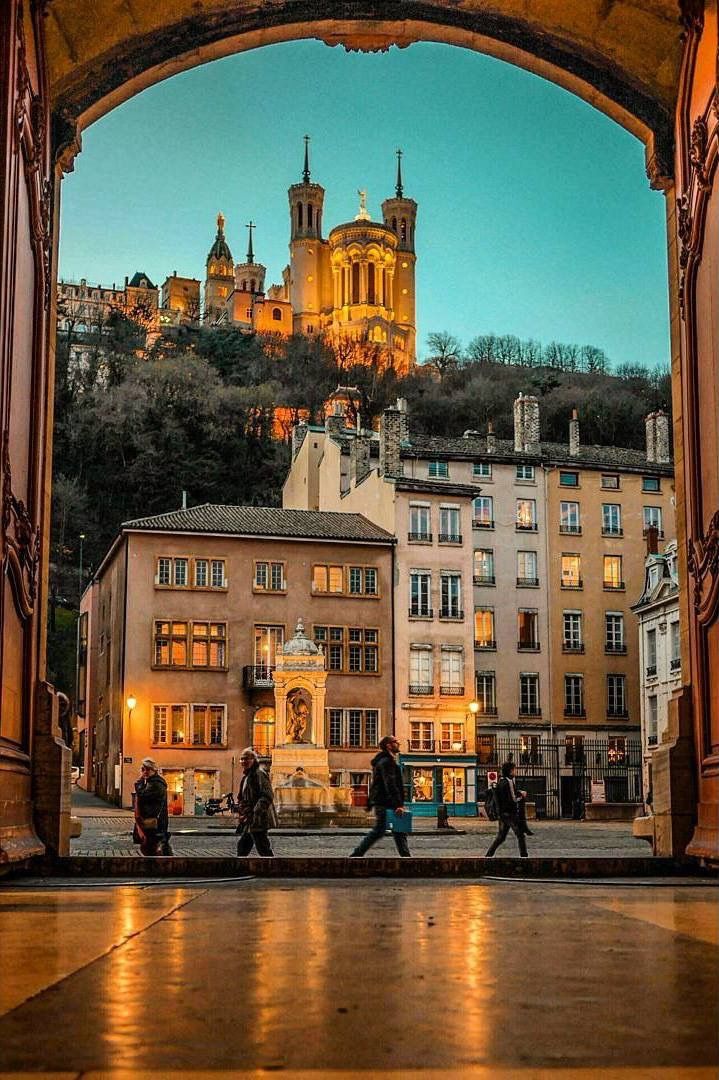 francesafetytra's tweet image. An evening in Lyon, France.🇨🇵