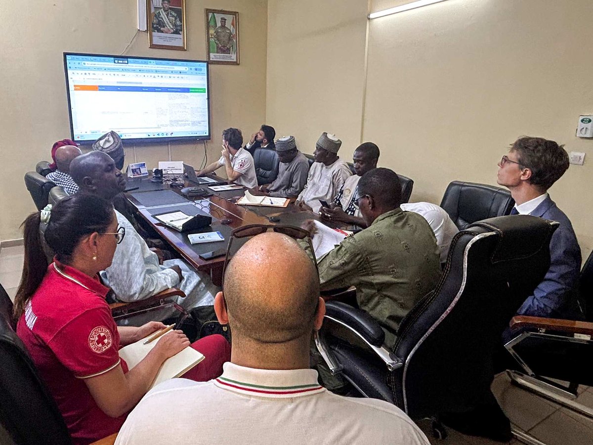 Livraison de nouveaux équipements à la salle de situation COVACC, le centre national d'alerte précoce. <a href="/aics_it/">AICS Cooperazione_it</a>, avec <a href="/UNDRR/">UNDRR</a> <a href="/CIMAFoundation/">CIMA Research Foundation</a> et <a href="/crocerossa/">Croce Rossa Italiana</a>, a investi plus de 20 millions d'euros pour renforcer 9 centres d'alerte précoce à travers l'Afrique. #🇮🇹🇳🇪ACTION: ensemble!