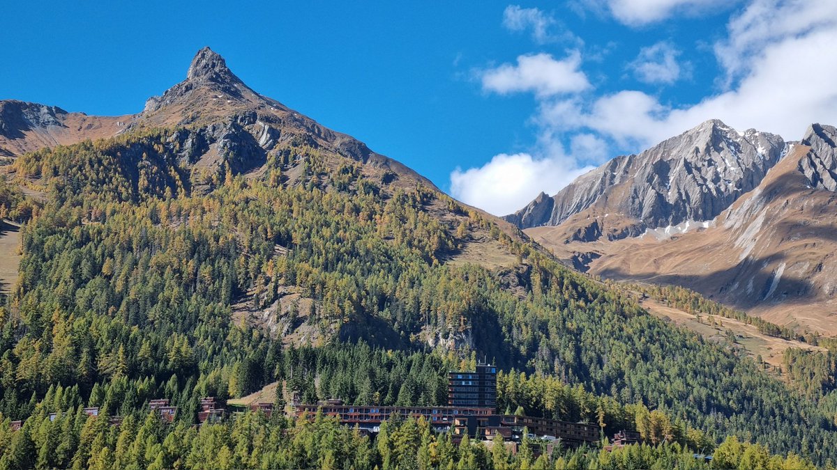 hansterbraak's tweet image. 'Ons' hotel #Gradonna in #Kals moest bij de bouw 'ingepast' worden in het berglandschap. En dat is gelukt :-). Op deze foto van vandaag zie je het hotel waar we geregeld komen.