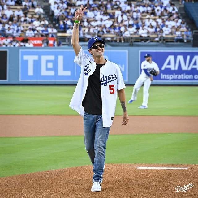 Mikey Hourly (@mikeyhourlyway) on Twitter photo 