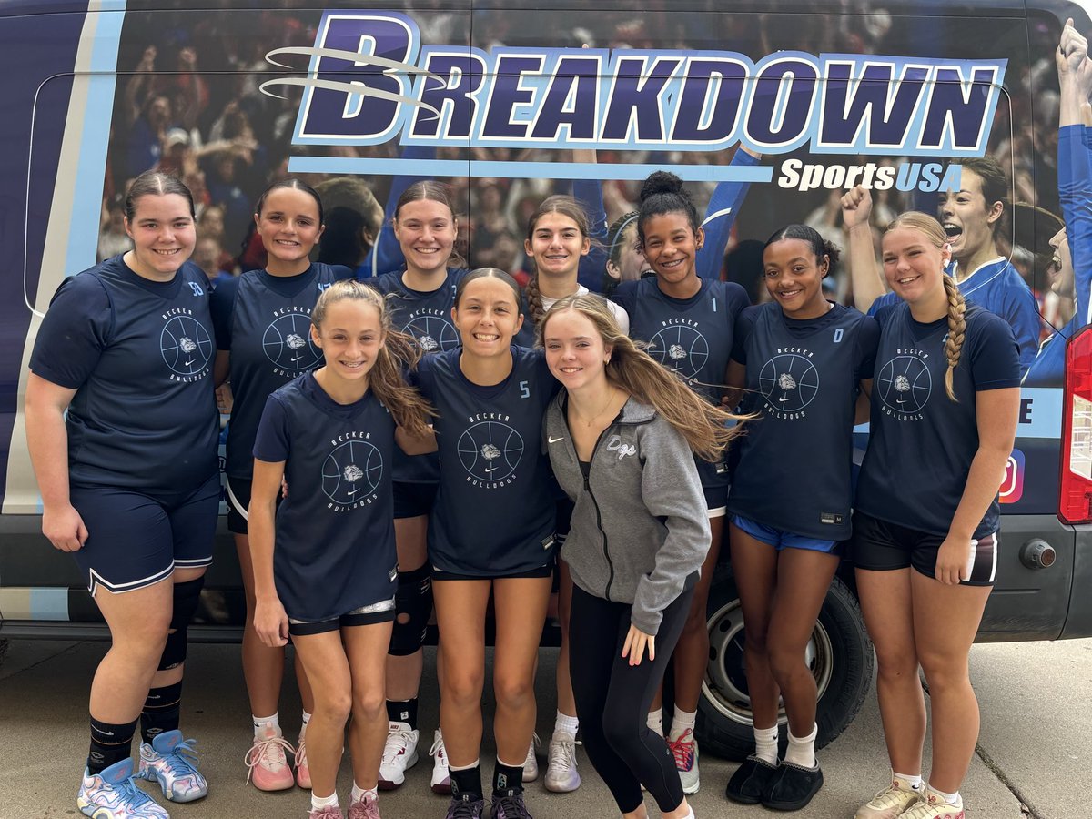 Really fun first day of 🏀 <a href="/BreakdownUSA/">Breakdown Sports USA</a> Fall League at STMA. Varsity went 2-0 and JV split. 

Josie, Eilidh and Aria made their coaching debuts and did awesome!