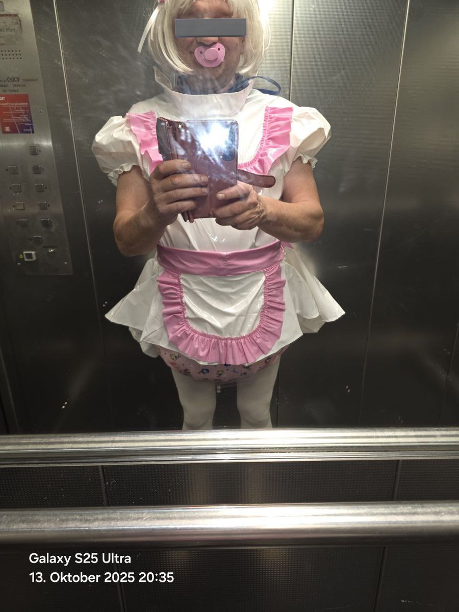 Und mein Windelsklave  Monika geht sich mal umschauen was draußen so los ist.....