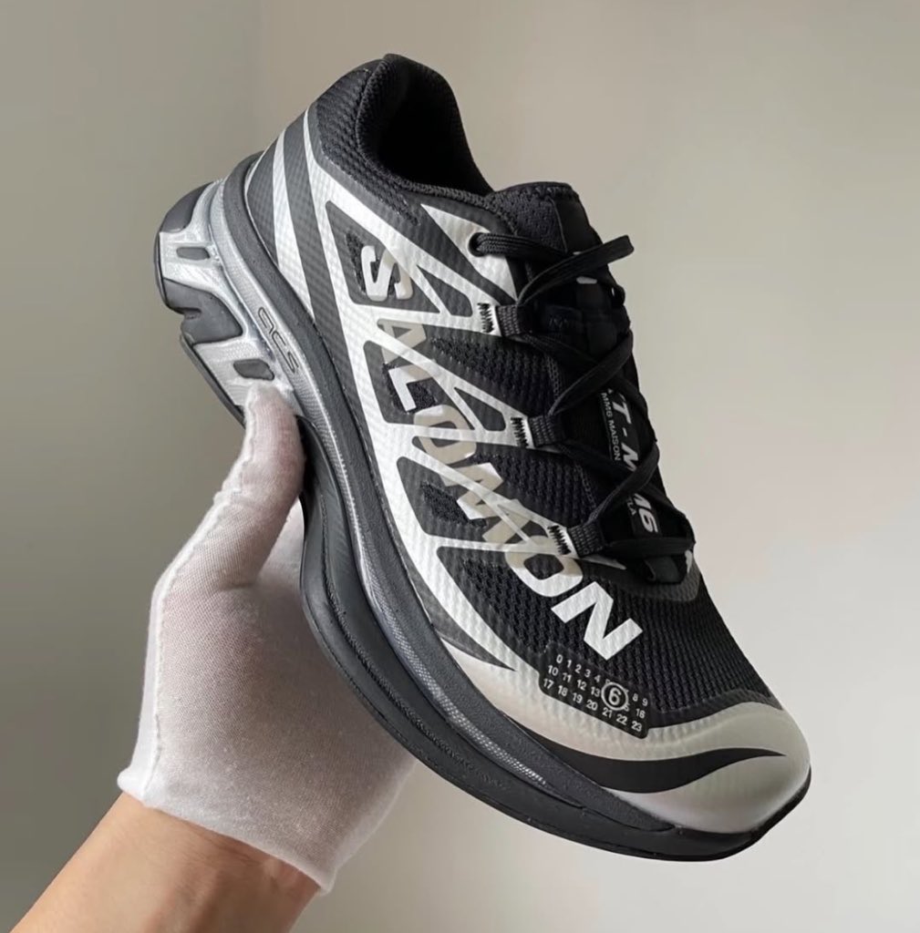 Ovrnundr's tweet photo. Maison Margiela 6 x Salomon XT “Black”

• $480
• October 16th https://t.co/dmMaUHAXsU