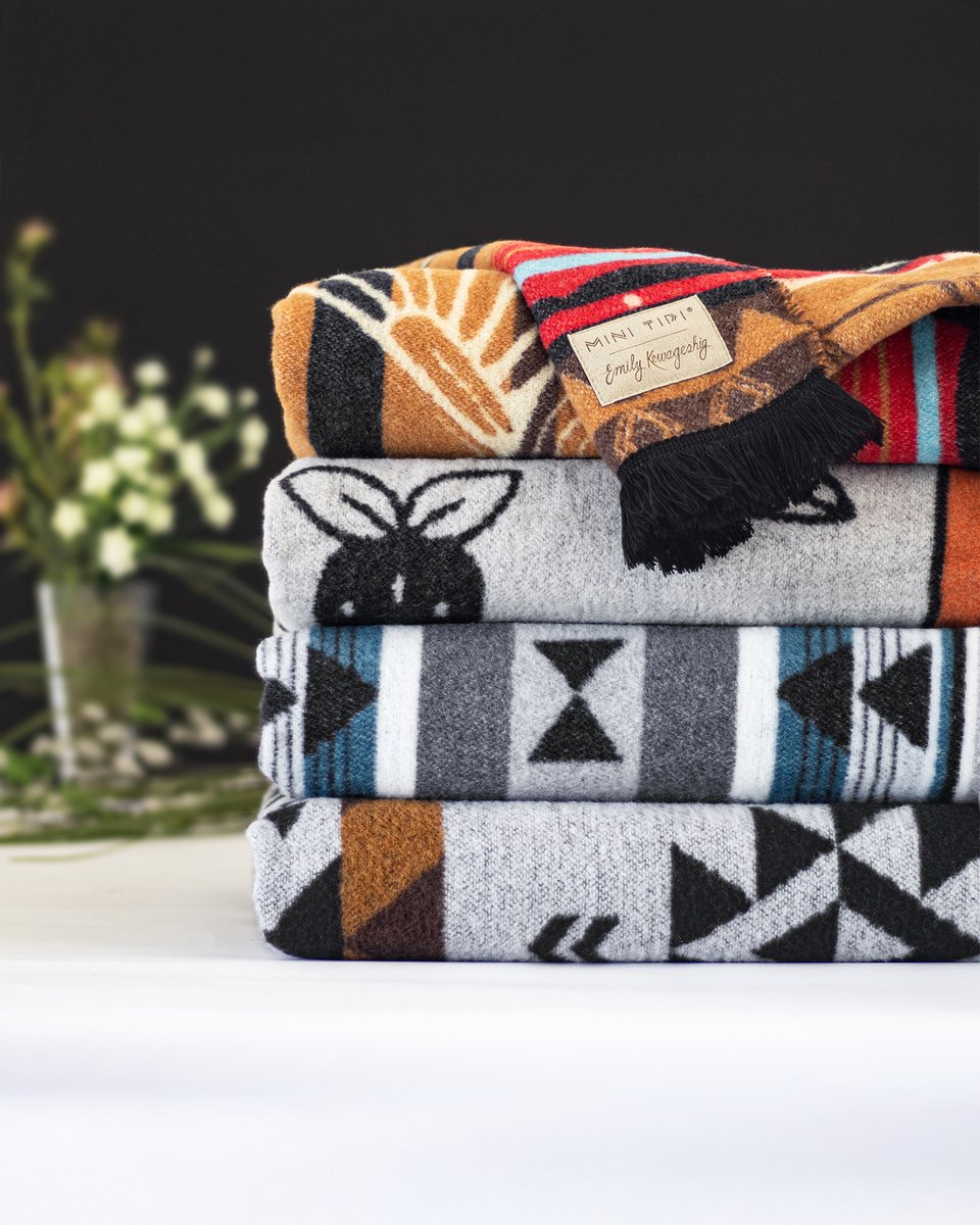 Quoi de mieux pour un automne chaleureux que des couvertures MINI TIPI en mélange de laine, conçues par de talentueux artistes autochtones? 

Avec leurs motifs uniques, trouvez celle qui embellira votre intérieur. Magasinez en ligne et au Musée. bit.ly/4q9Xyra