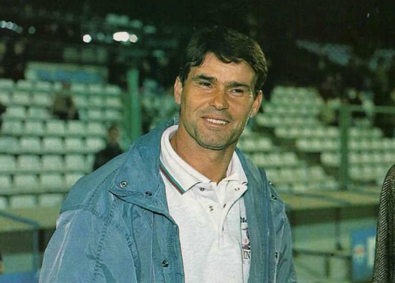 📅 Ciriaco Cano debutó en Primera con el Elche en 1968.

🔺 Casi 20 años después ascendió al equipo ilicitano a 2ª División (1997).

📌 Jugaron la liguilla de ascenso ante el Deportivo B, Córdoba y Barakaldo.
