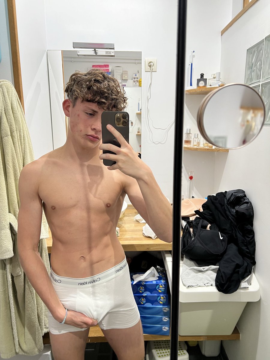 Dites moi vous préférez avec ou sans ? Perso je préfère la photo sans rien dans mon privé haha

top4fans.com/tom_ltrv
