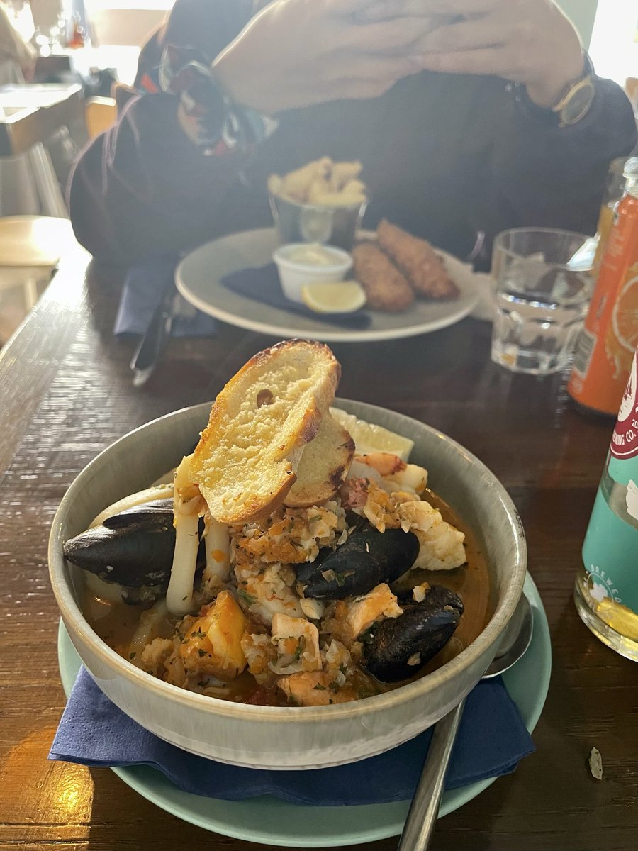 พูดถึงอังกฤษก็คงต้อง Fish and chips ตั้งแต่อยู่มาเจ้าที่อร่อยที่สุดคือที่ Robin Hood’s bay!
แต่พูดถึงเมนูปลา(?)ที่ประทับใจจริงๆคือ Fisherman’s stew ที่ Galway, Ireland แบบอร่อยมาก! เหมือนเขาใช้ปลารมควันมาต้มซุปอีกที มันแบบหอมอะ อยากกลับไป Ireland อีกแค่เพื่อกินสิ่งนี้ 🥲