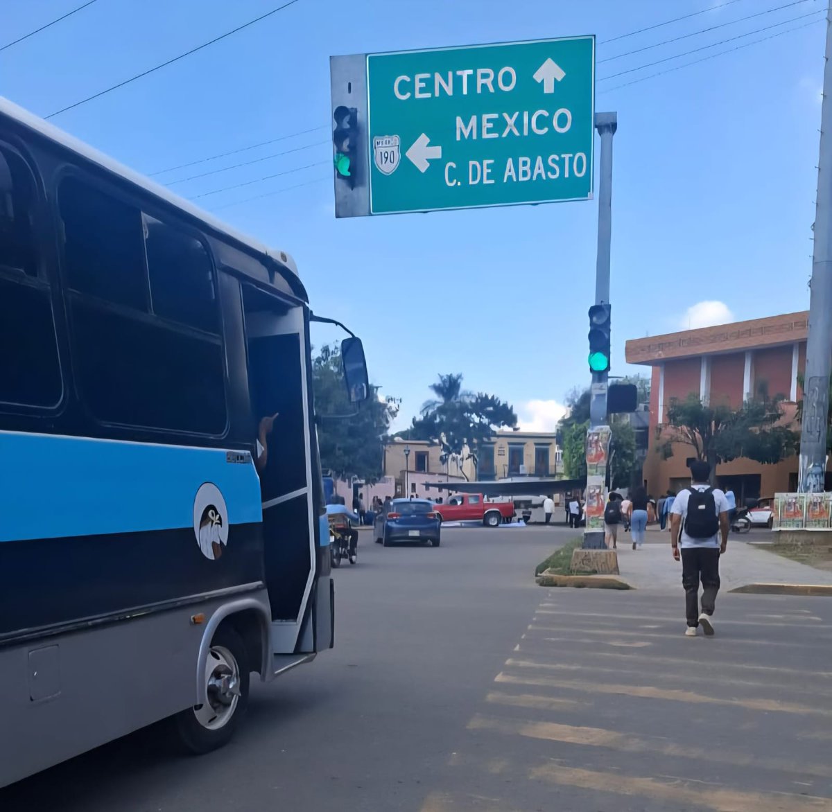 nathanoax's tweet photo. Una vez más, como siempre, #OaxacaDeJuarez sitiada por bloqueos. Maestros indígenas, supervisores, trabajadores de #Salud, #STEUABJO, poniendo a ciudadanía contra pared. Pobre #Oaxaca. Cultura de #chantaje. Funcionarios inútiles @ZonaRoja_Oaxaca @SEGO_Oax @buho_botero @Bravo_mm https://t.co/9nWjnrQJSg