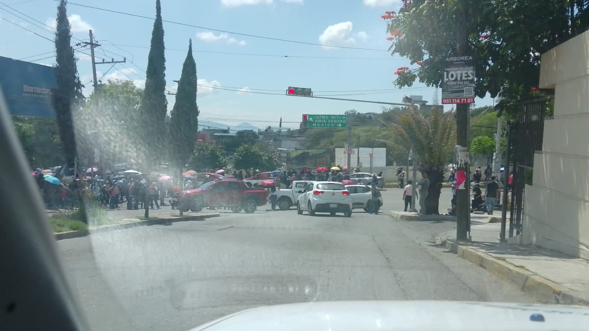 nathanoax's tweet photo. Una vez más, como siempre, #OaxacaDeJuarez sitiada por bloqueos. Maestros indígenas, supervisores, trabajadores de #Salud, #STEUABJO, poniendo a ciudadanía contra pared. Pobre #Oaxaca. Cultura de #chantaje. Funcionarios inútiles @ZonaRoja_Oaxaca @SEGO_Oax @buho_botero @Bravo_mm https://t.co/9nWjnrQJSg