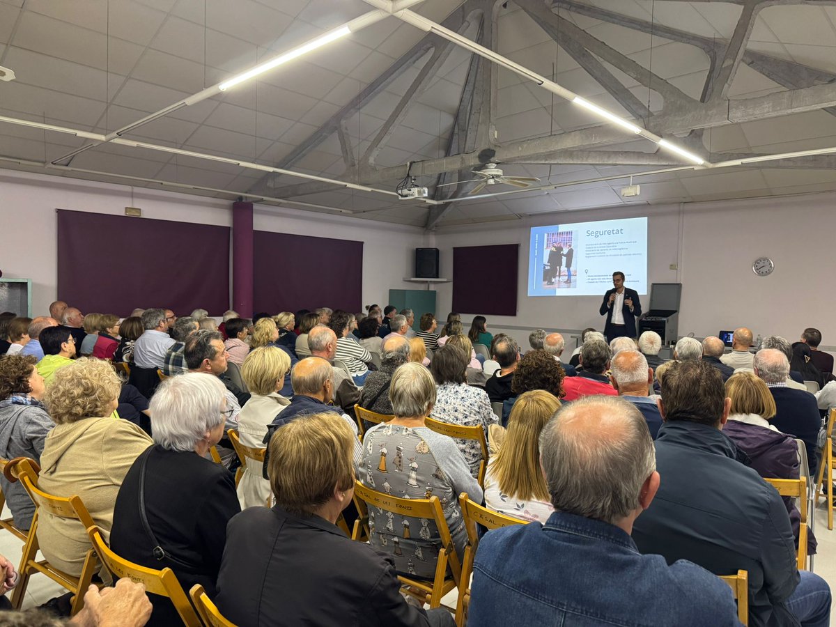 Olotuit's tweet photo. 📣💬  Prop de 150 persones de Les Fonts, Benavent i Sant Cristòfor i Mas Bernat assisteixen a la trobada amb l'alcalde d'#Olot. 

📍@AgustiArbos acompanyat de @Susanna_Pages i @neus_domenech ha explicat els projectes de ciutat i ha conegut les seves propostes.

#femOlot https://t.co/FjXMxHC4FD