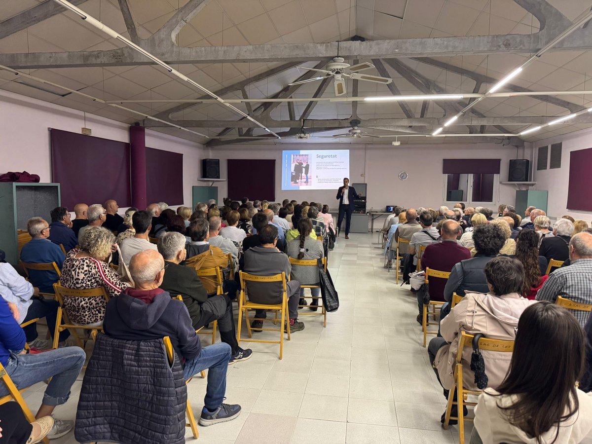Olotuit's tweet photo. 📣💬  Prop de 150 persones de Les Fonts, Benavent i Sant Cristòfor i Mas Bernat assisteixen a la trobada amb l'alcalde d'#Olot. 

📍@AgustiArbos acompanyat de @Susanna_Pages i @neus_domenech ha explicat els projectes de ciutat i ha conegut les seves propostes.

#femOlot https://t.co/FjXMxHC4FD