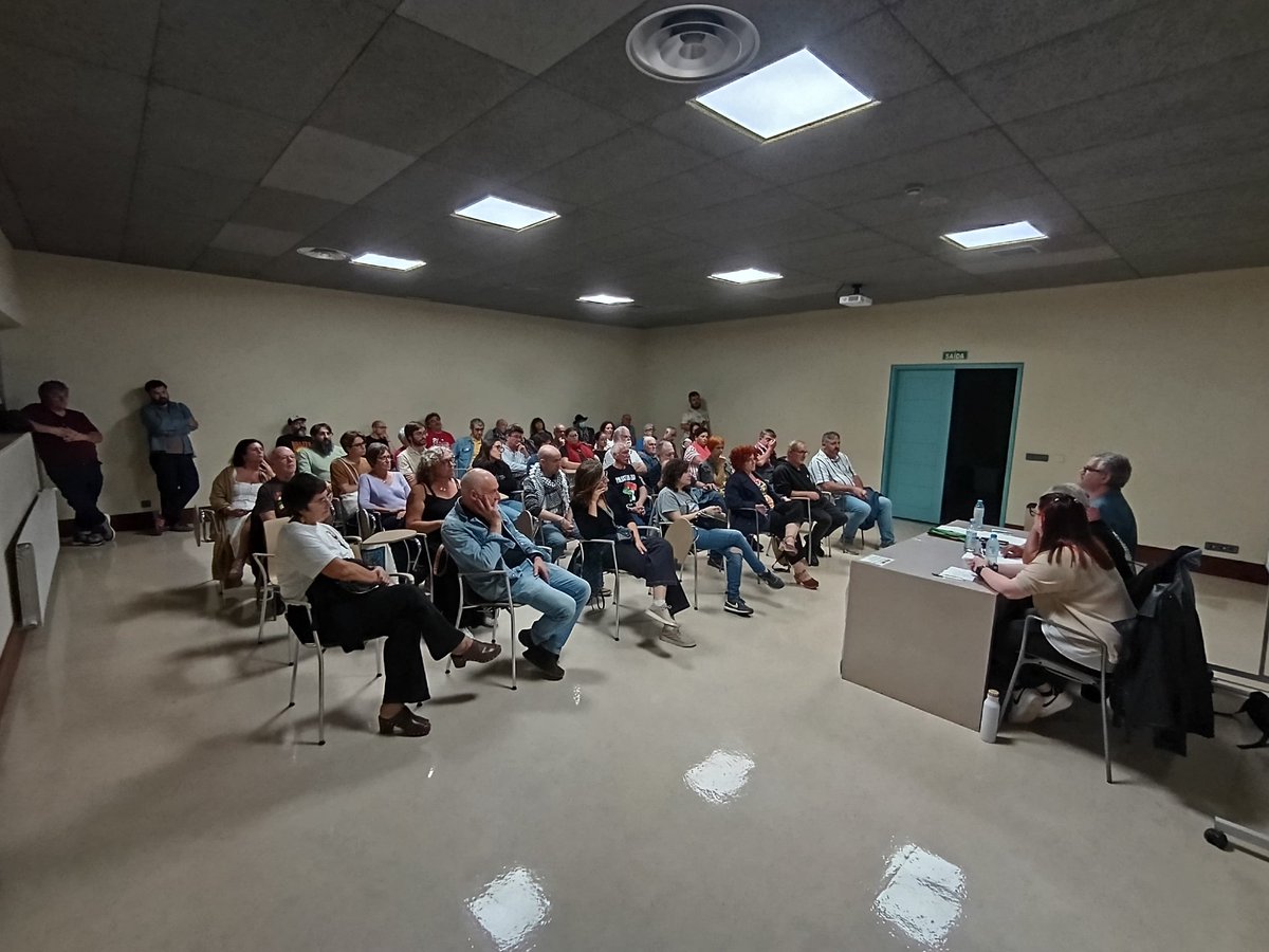 Iago Lourenzo `★ˎ 🇵🇸 🇪🇭 (@iagolourenzo8) on Twitter photo Escoitando a Fayez Badawi
Con <a href="/duartecorreaGZ/">Duarte Correa</a> e Esmeralda Crespo.
<a href="/galizanova/">Galiza Nova</a> <a href="/mardelumes/">Mar de Lumes</a> 
<a href="/GNSalnes/">Galiza Nova do Salnés</a> <a href="/obloque/">BNG - Bloque Nacionalista Galego</a> Escoitando a Fayez Badawi
Con <a href="/duartecorreaGZ/">Duarte Correa</a> e Esmeralda Crespo.
<a href="/galizanova/">Galiza Nova</a> <a href="/mardelumes/">Mar de Lumes</a> 
<a href="/GNSalnes/">Galiza Nova do Salnés</a> <a href="/obloque/">BNG - Bloque Nacionalista Galego</a>