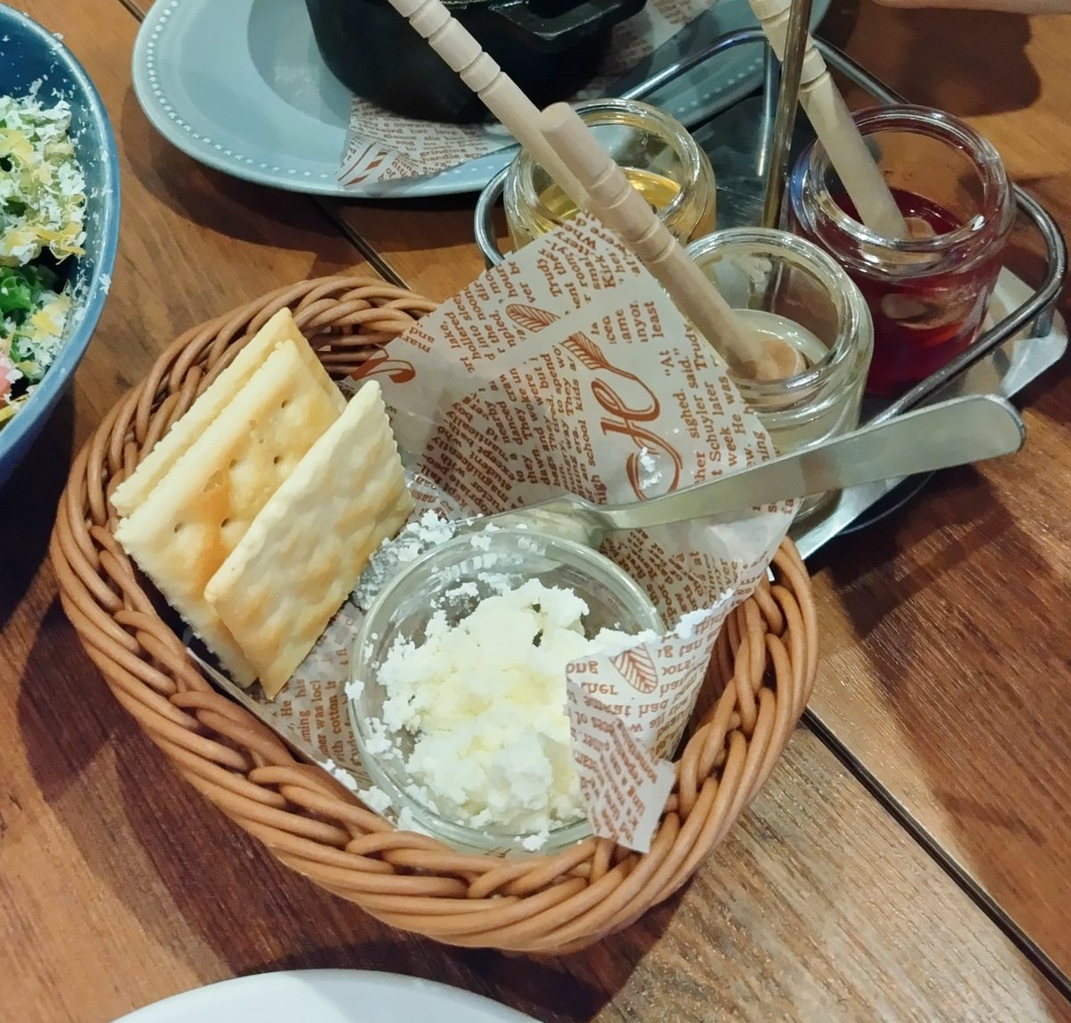 sorugyongu's tweet image. 先日のイタリア料理店でのお洒落な料理🇮🇹

クラッカーの上にチーズを乗せ、3種の味のはちみつをかけて食べます🍪🧀🍯