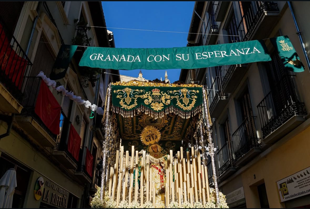 lauraaespineel's tweet photo. “Son 9 letras de oro
tu regalo cada día
y hoy contigo esta alianza
Granada a ti te corona, Esperanza” https://t.co/UPQLbHkKcd