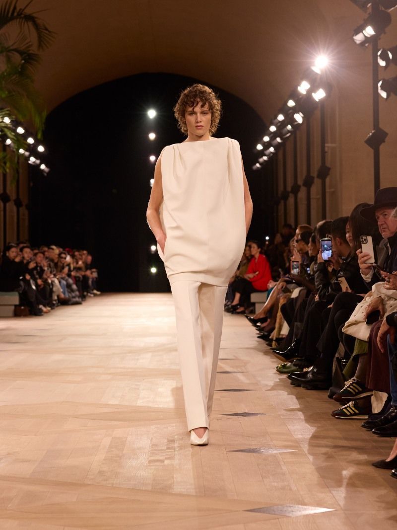 Neo2_Magazine's tweet image. Pierpaolo Piccioli debuta su primera colección como director creativo de la maison como una recalibración de los mantras de Cristóbal Balenciaga para el contexto actual. buff.ly/yUzkCuM