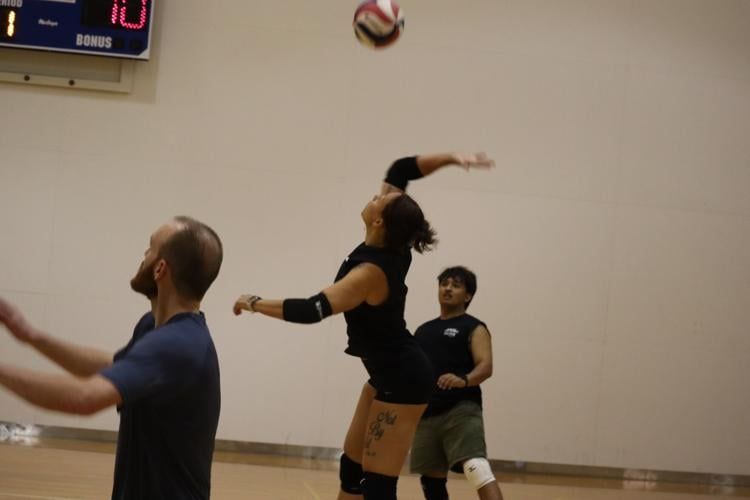 Despite being short-handed, Hits N’ Giggles pulled off a 25-20, 25-15 win over Smash or Pass on Sept. 29, thanks to strong performances from three substitute players. 
theredstonerocket.com/win_or_lose/ar…