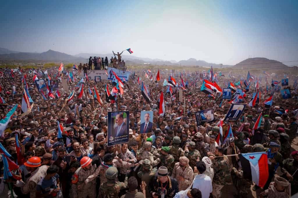 المفترق: بين إرادة الاستقلال و وصاية الاحتلال 

لم يعد المشهد يحتمل التأويل أو المساومة. ها هو الزمن يقف عند مفترق مصيري حاسم، لا يسمح بمساحات للالتباس أو المناورة: طريق يؤدي إلى الحرية والاستقلال، وآخر يُعيد إنتاج وصاية وحدة  بثوب جديد، وهي وصاية لا تختلف في جوهرها عن الاحتلال.