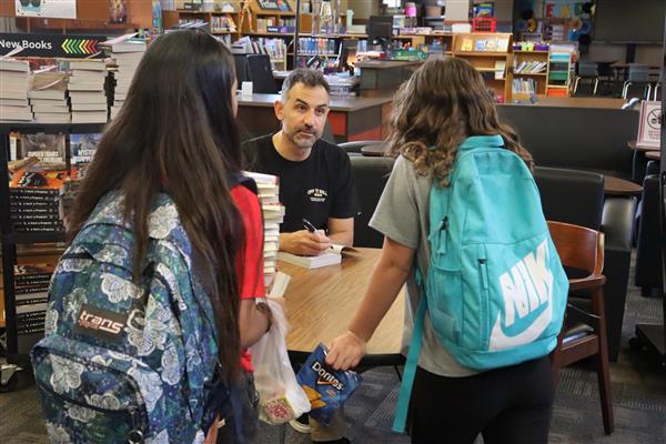 Via @officialsps: “Author Jarrett Lerner shares the power of words during his visit to Westport, discussing his Mark Twain Readers Award nominated book” – bit.ly/3KK8ICJ. <a href="/Jarrett_Lerner/">Jarrett Lerner</a> <a href="/westportcats/">Westport Wildcats</a> 📚📖