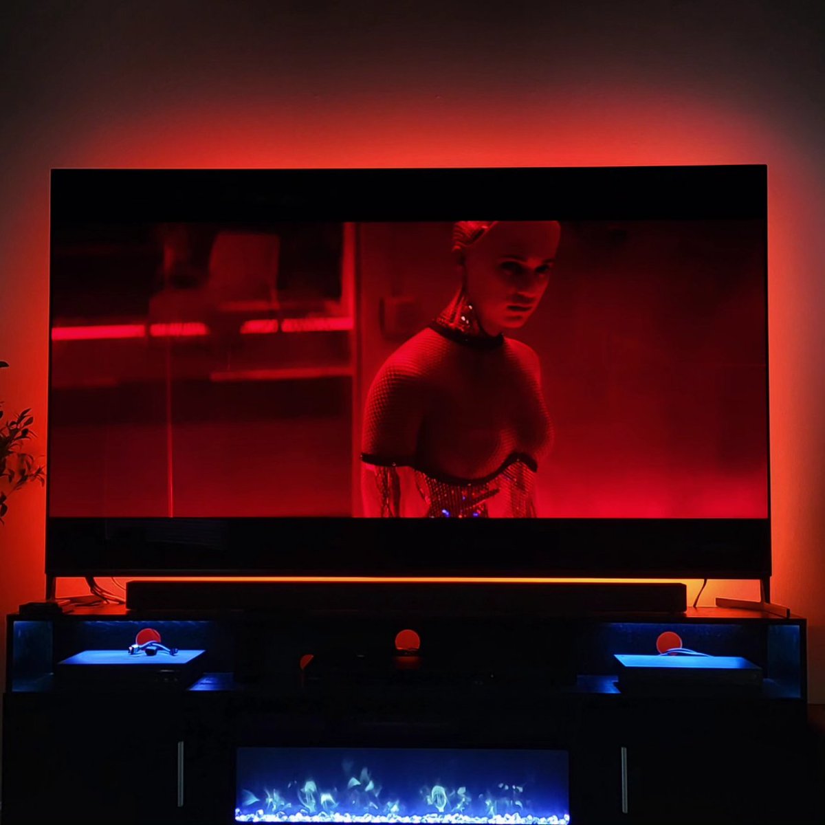 _sparkzz's tweet image. Nothing like a cool rainy fall day, tea, and Ex Machina 🍂🎞