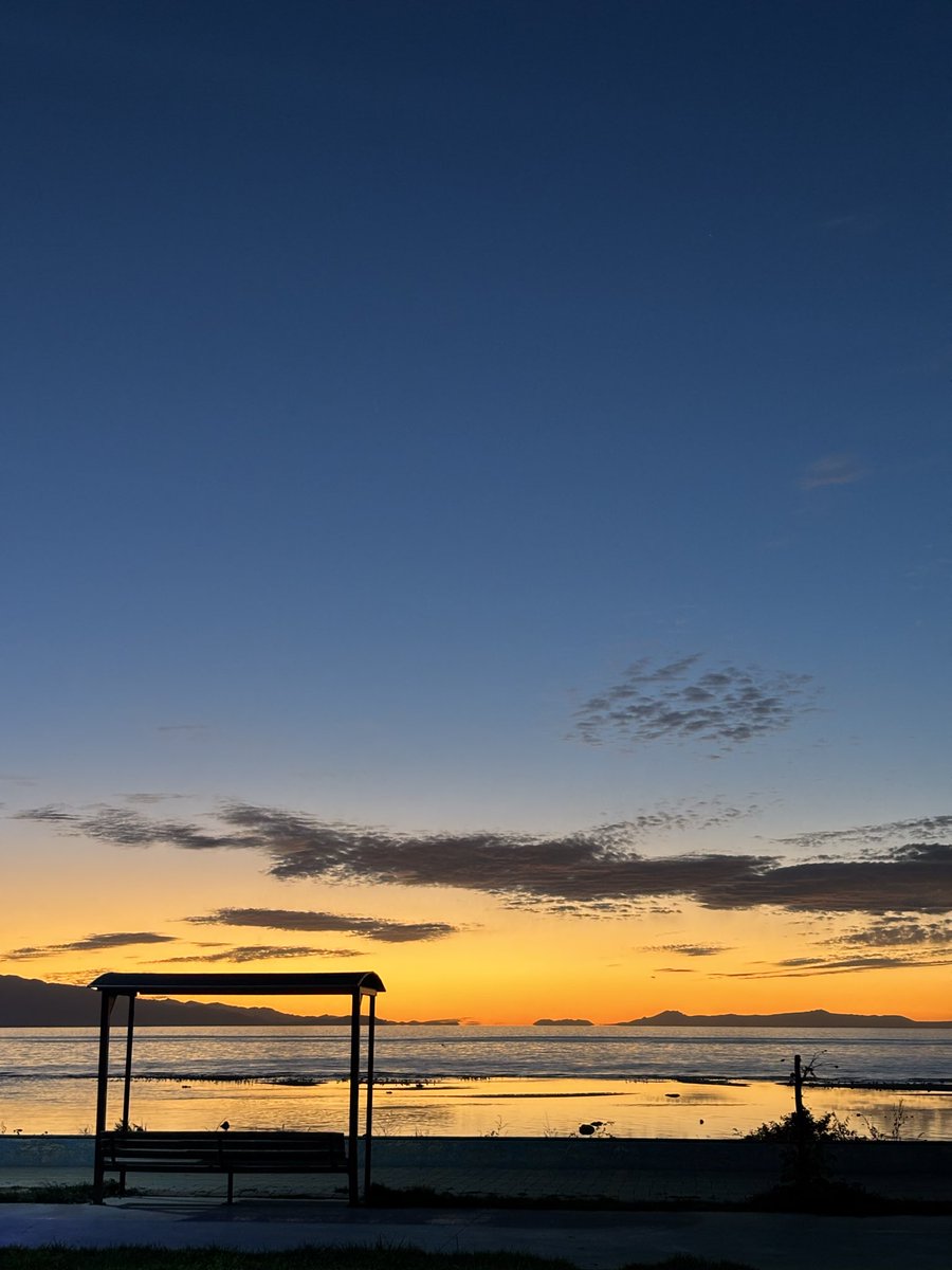 bankta oturup saatlerce acılara tutunmak ve kara yazı dinlemek...
