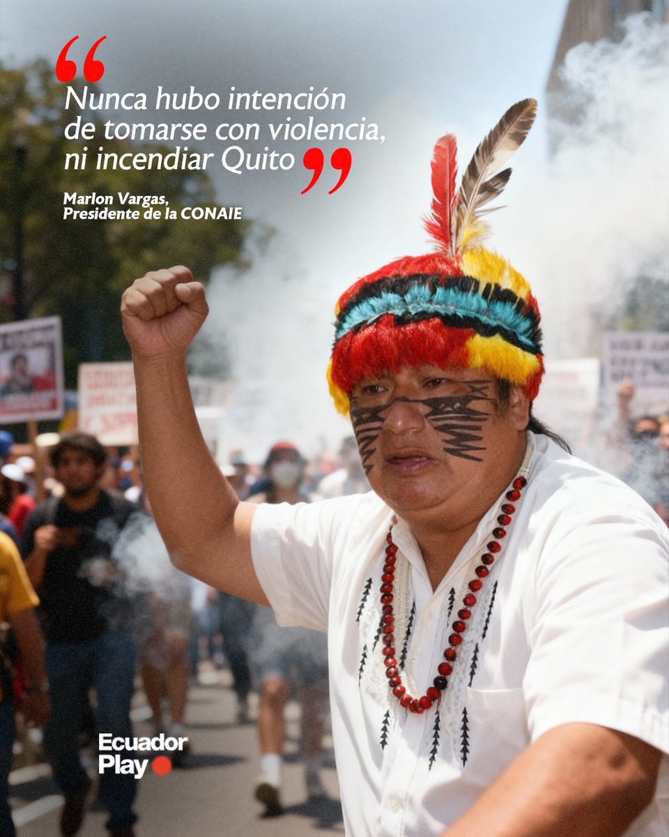 EcuadorPlay's tweet photo. 🚨 El Presidente de la CONAIE, Marlon Vargas, agradeció la participación en la marcha del 12 de octubre, calificándola como una movilización pacífica en el marco del “Día de la Resistencia”. Además, negó que existiera intención de tomar de forma violenta o incendiar Quito.

💬 Denunció que la Policía y las Fuerzas Armadas reprimieron con gas y golpes a manifestantes. También reiteró demandas como la derogatoria del decreto 126 y la reducción del IVA.