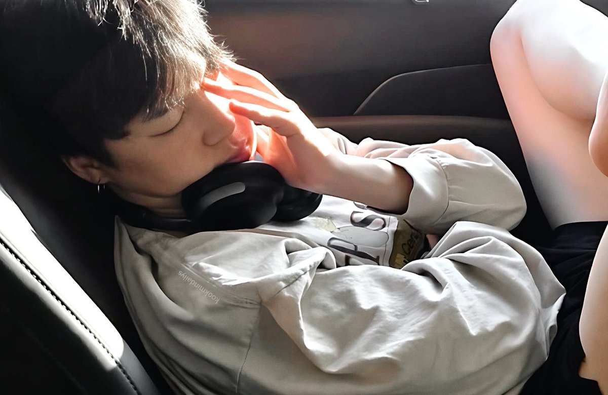 JiminLatinoFB's tweet photo. 😭👏🏻 Lee este texto, hasta el final:

Park Jimin me enseñó qué es realmente la belleza masculina, cuando era un niño en los 90 crecí en una época qué la energía femenina se clasificaba como gay, como si tenerla no te hacia ver como hombre.

Park Jimin me abrió los ojos a los sentimientos de la belleza de un hombre que nunca supe que existía, ni siquiera creo que haya llamado alguna vez hermoso a un hombre, hasta el día que mire Serendipity, ese video cambio mi estratosfera.

*Si su cabello era rubio, si tenía lentillas de color pero cuando eres capaz de encarnar la belleza, una natural belleza, ves que Jimin es naturalmente hermoso, no importa si su cabello es rosa, azul, naranja o negro es naturalmente hermoso.

El no necesita ninguna de estas esteticas lo hace por conceptos y por diversion, pero te diré esto: No importa el color que tenga, ese es su color. ¿Entiendes lo que estoy diciendo? El naturalmente encarna cada concepto qué le pones, cada prenda se siente como si fue hecha para su cuerpo, cada sonrisa es el momento más profundo qué ni siquiera te das cuenta que te estas enamorado.

Y le estoy hablando a todos aquellos sin importar tus gustos, se ha ciencia cierta qué has visto a Jimin y sentiste algo en ti. 🌙

Eso es lo que le quiero agradecer a Jimin en su cumpleaños, quiero agradecerle no sólo por existir, si no por tu poder, por aferrar a tu verdadero ser y ser auténtico, mientras trabajas duro para llegar donde estas y por poner en mis ojos la belleza masculina.