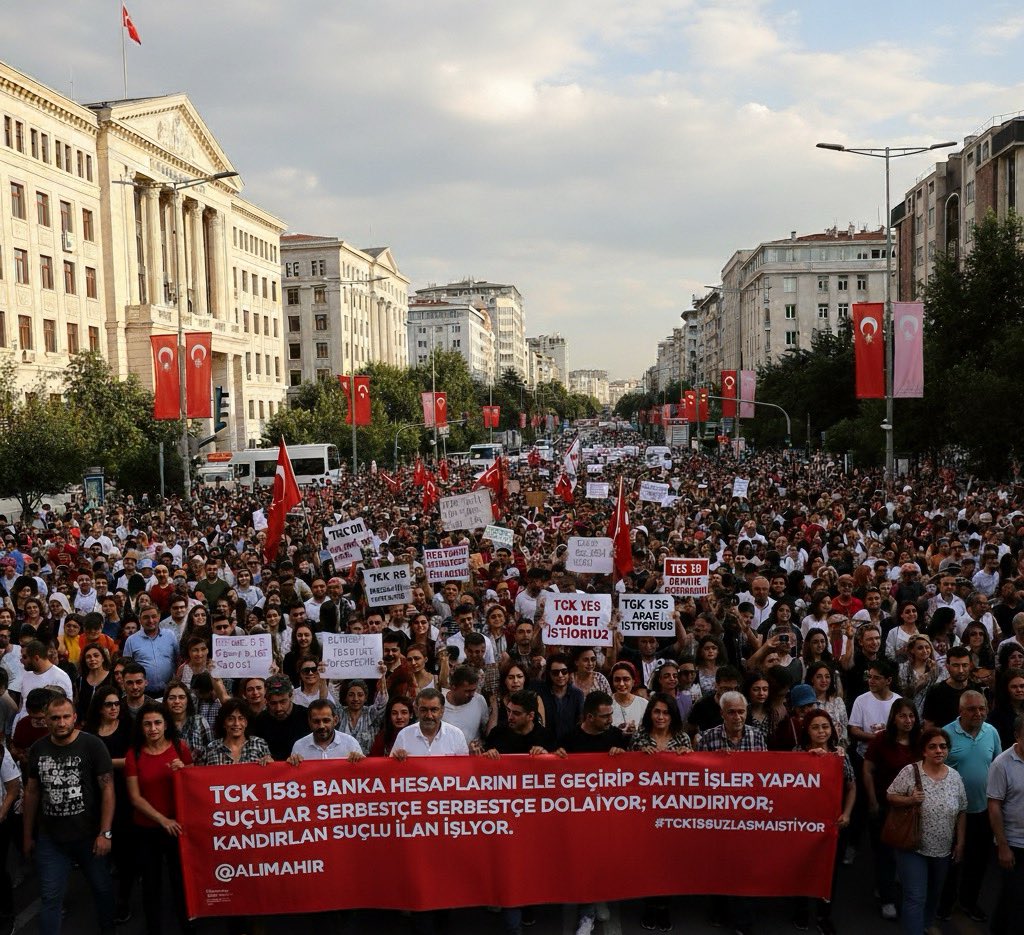 TCK 158: Banka hesaplarını ele geçirip sahte işler yapan suçlular serbestçe dolaşıyor; kandırılan gençler suçlu ilan ediliyor. #TCK158Meclise #TCK158Uzlasmaİstiyor @TCK158uzlasma