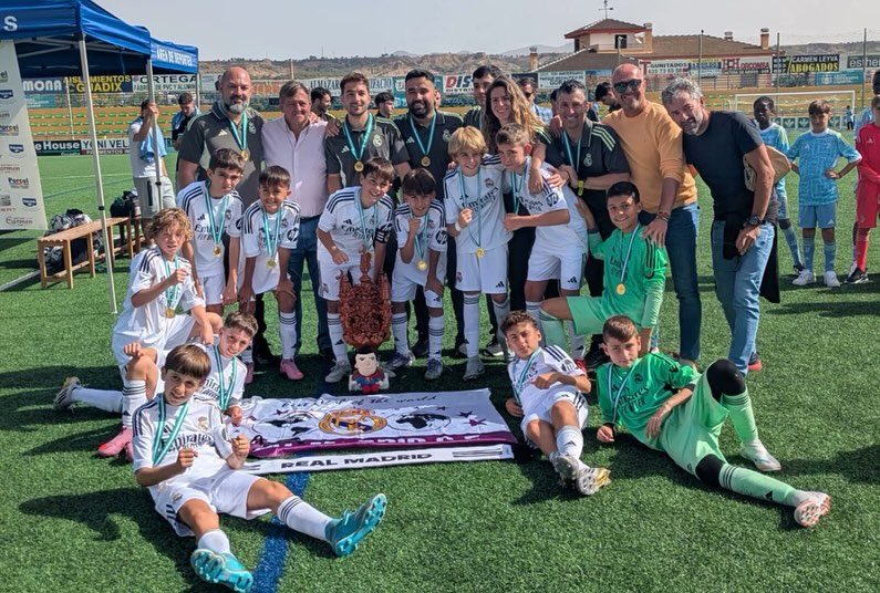 Real Madrid Alevín A (U12) were crowned Reyes Cup champions after a 3–2 win over Espanyol, with goals from Joel Mateo, Hugo Mateo and Ethan Balboa.

They also won the Guadix Cup after defeating Barcelona in the final.

🏆👏

📸 <a href="/Reyescup1/">Reyescup</a>