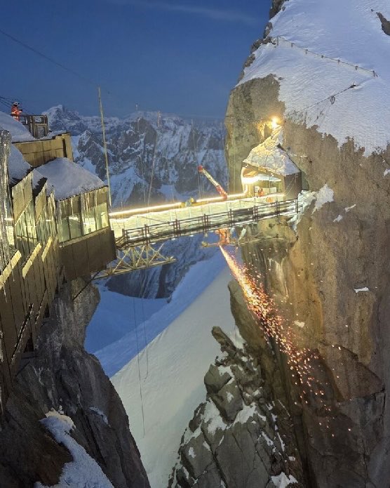 À 3 842 m d’altitude, la passerelle de l’#aiguilledumidi fait peau neuve. 💪

Travaux en cours dans des conditions extrêmes, pour un lieu unique au monde.
Une aventure technique et humaine… à la hauteur du #montblanc. ❄️🏔️

#chamonix