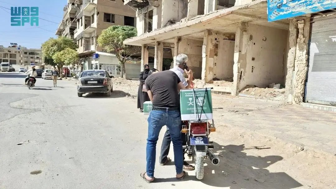 دعمًا للأشقاء السوريين..

توزيع حقائب إيوائية في ريف دمشق بسوريا.

-