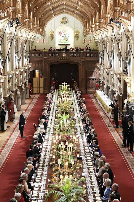 Özgür Özel:

➖"Batı sadece bir yön değildir, bir anlayış meselesidir. Batıya gidildikçe saraylar gider… Tarihi saraylar vardır ancak ülke daha mütevazı mekanlardan yönetilir. Konvoylar kısalır, arabalar mütevazılaşır."

😂