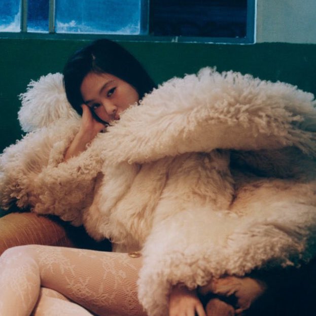 Taylor Swift and JENNIE are the only female soloists to have an album sell at least 1 MILLION copies worldwide in its first week this year.