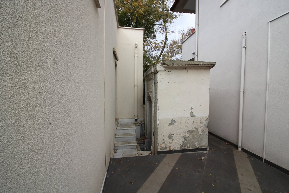 Yıkmamışlar ama yaşatmamışlar da.