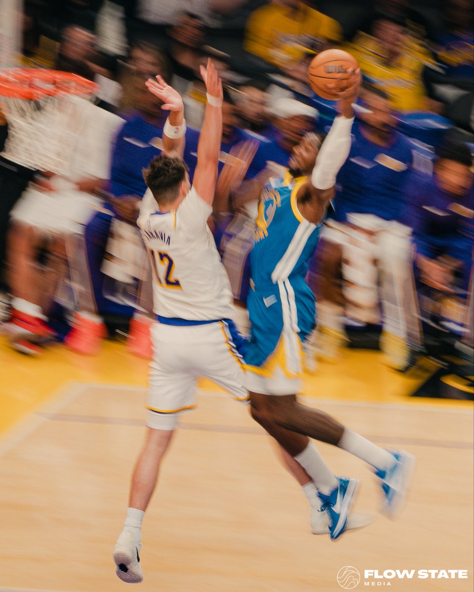 Jonathan Kuminga puts Jake Laravia in the basket 🧺 

(📸 flowstatemedia. xyz/ig)