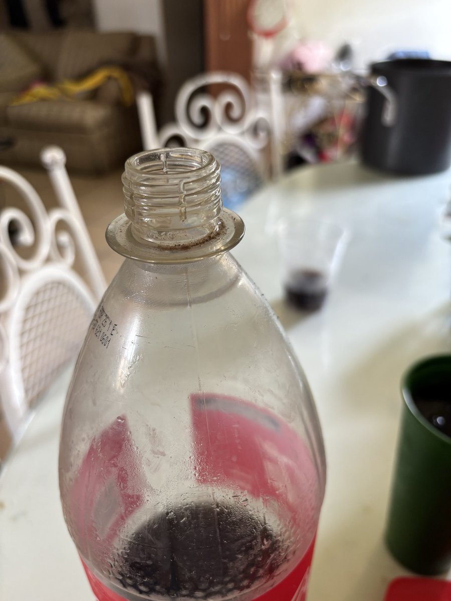 Rio_Ibar's tweet photo. Que pasó aquí @CocaColaMx en serio ?? Es bueno su sistema de limpieza y desinfección de botellas, esto es una retornable de 2.5 lt https://t.co/LHpsaeabsK
