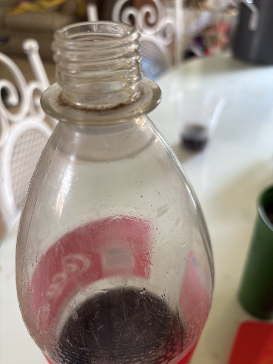 Rio_Ibar's tweet photo. Que pasó aquí @CocaColaMx en serio ?? Es bueno su sistema de limpieza y desinfección de botellas, esto es una retornable de 2.5 lt https://t.co/LHpsaeabsK