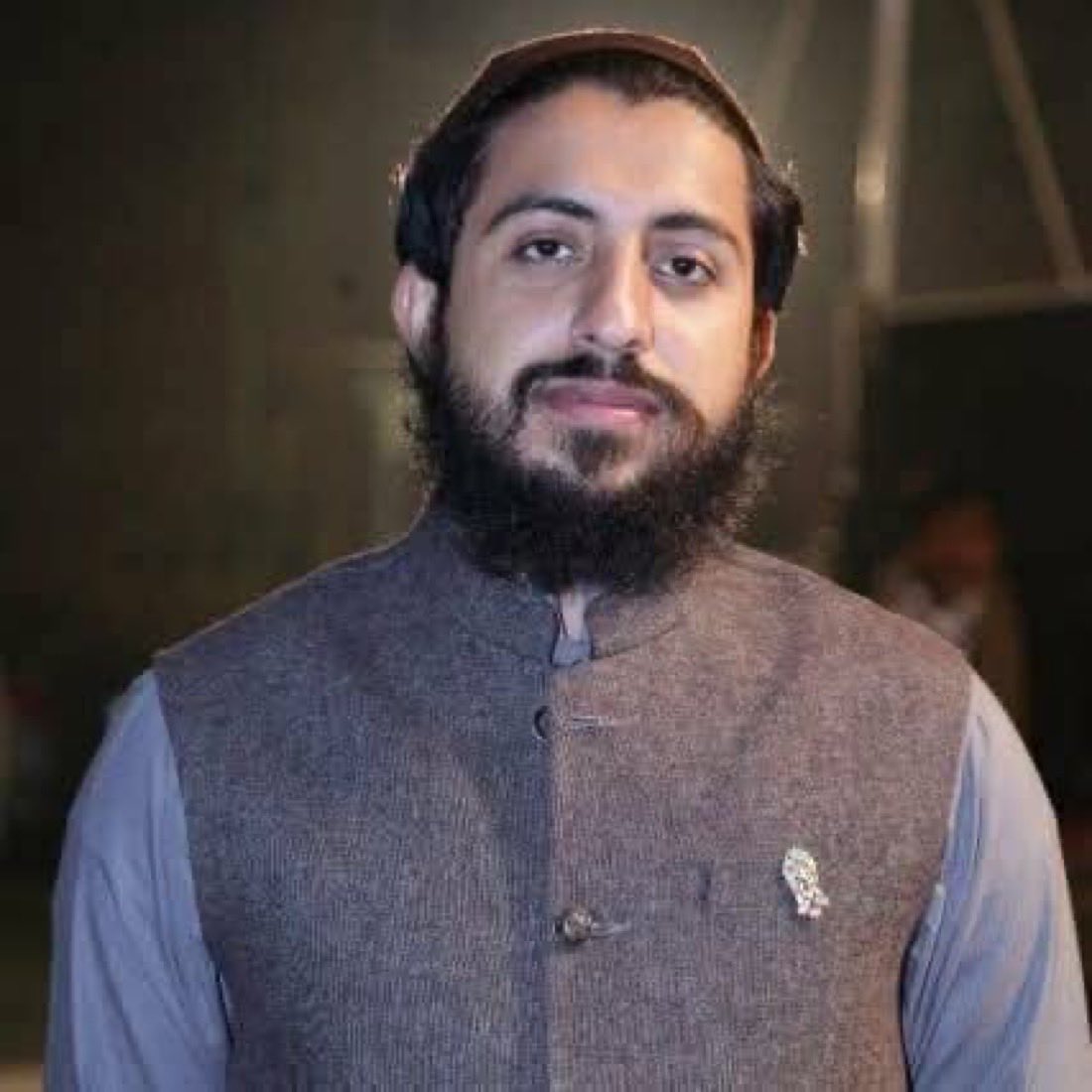 امیر جماعت حضرت سعد رضوی نے کہا
پولیس نے چاروں طرف سے گھیر لیا ہے تم میں سے جو جان بچانے کیلئے ساتھ چھوڑنا چاہے تو چھوڑ دے مجھے کوئی گلہ نہیں
اگر حیا کا معاملہ ہے تو میں بتی بجھا رہا ہوں
چلے جاؤ
بتی بجھی
بتی واپس جلی تو سب موجود تھے
سعد رضوی غائب تھا

😂😂😂