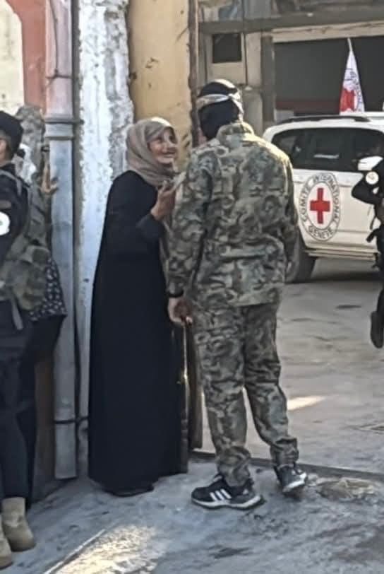 Bir anne yetiştirdiği mücahidine sevgi dolu bakarken 🖤