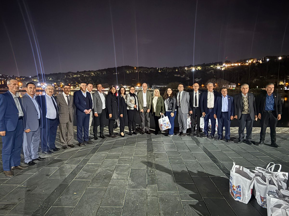 #AKParti #İstanbul İl Başkanımız Abdullah Özdemir’in ev sahipliğinde, Muhtarlar Günü vesilesiyle kıymetli muhtarlarımızla bir araya geldik.

Hemşehrilerimizin ihtiyaçlarının tespitinde ve şehrimizin sorunlarının çözümünde büyük emek veren muhtarlarımız, yerel yönetim